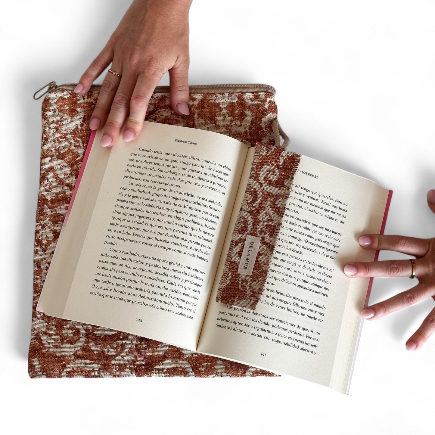 Buchumschlag mit Lesezeichen MOSTI